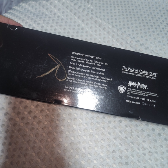 BARNES & NOBLE HARRY POTTER EUC WANDS WITH ILLUMINATING TIP HARRYS WAND - Picture 5 of 7